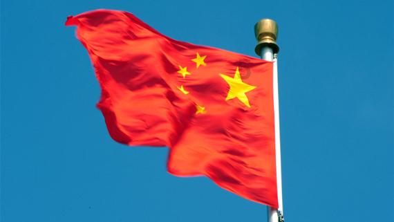 急救车争分夺秒路过十字路口，三车紧急让路